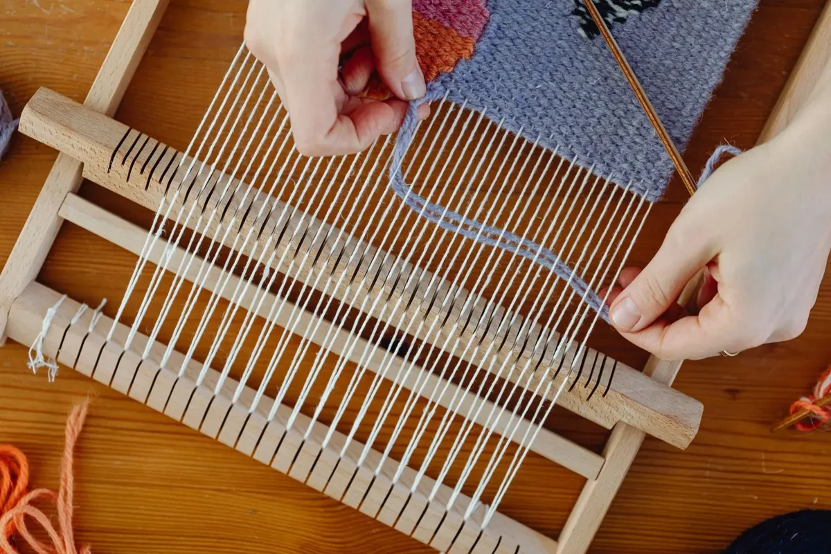 Tissage à la main sur un métier · Kaboompics / Pexels